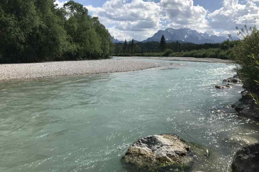 An einigen Stellen ist die Isar richtig tief und auch reißend - VORSICHT beim Baden und Schwimmen!