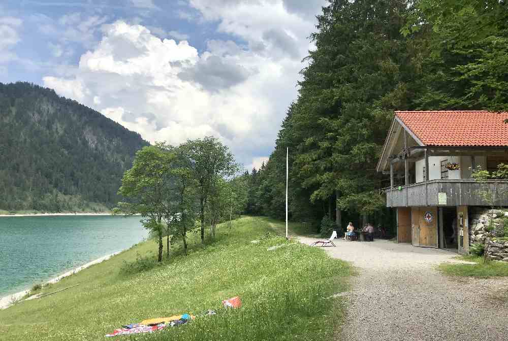 Hier geht es zum Baden Sylvensteinsee, die Wasserwacht ist zur Badesaison auch da