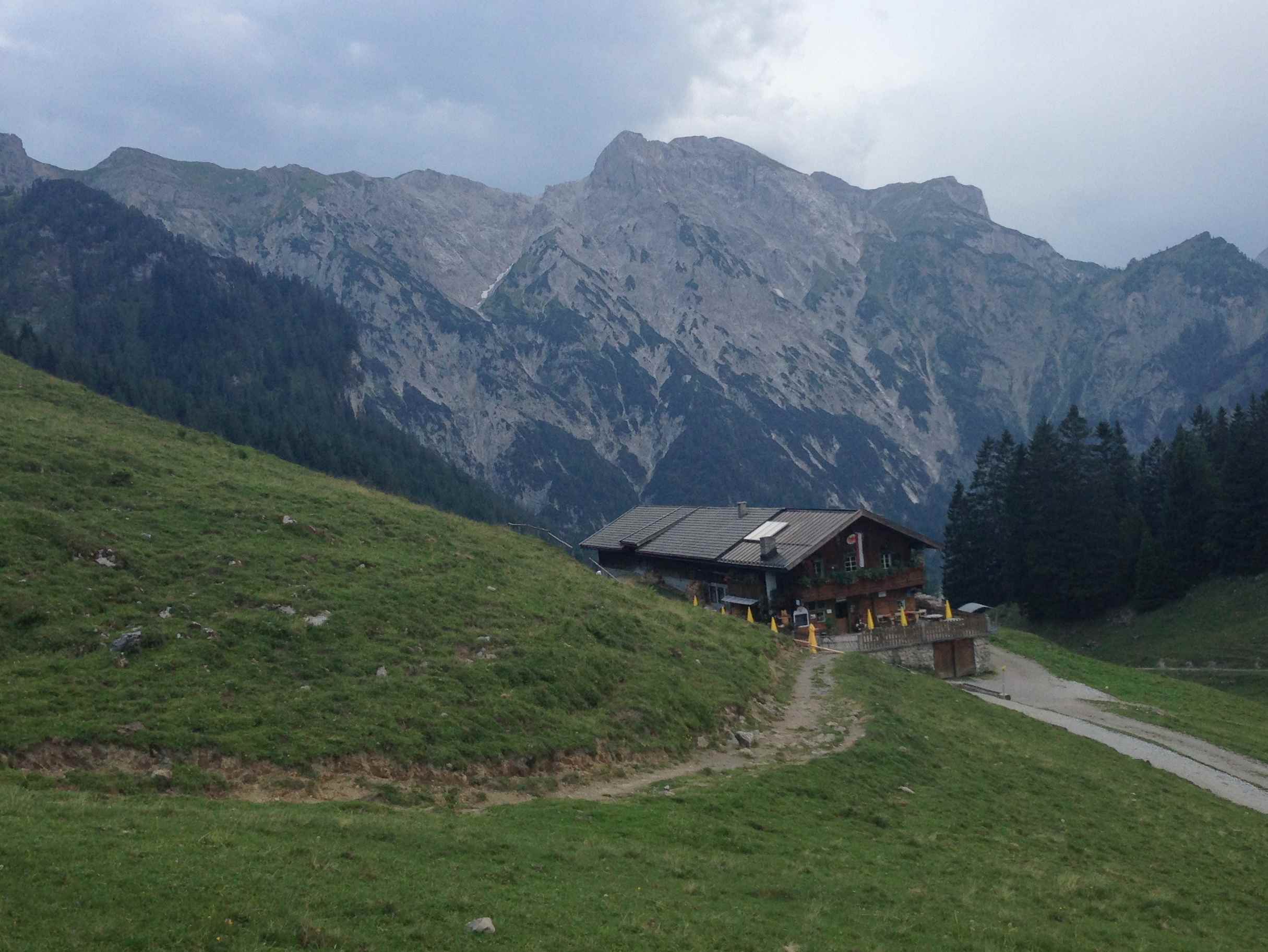 Die Bärenbadalm liegt auf der Bergtour zum Bärenkopf im Karwendel