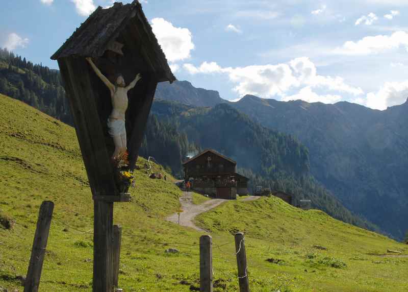 Die Bärenbadalm, urige Hütte am Achensee unterhalb des Bärenkopf