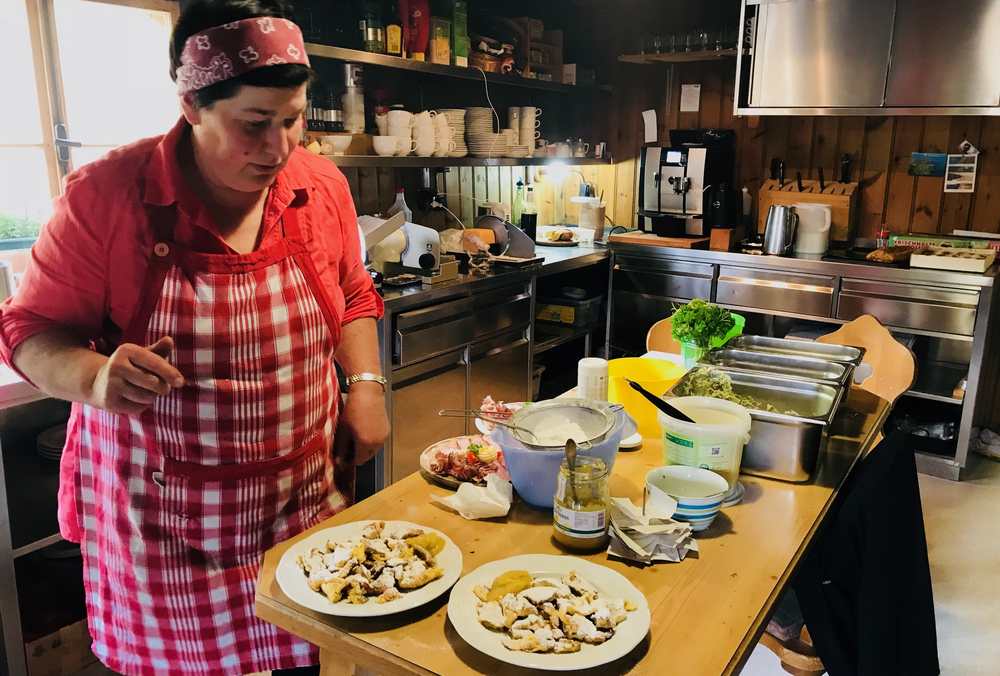 Wer will kann bei der Bärenbadalm einkehren - hier die Zubereitung des Kaiserschmarrn in der Küche