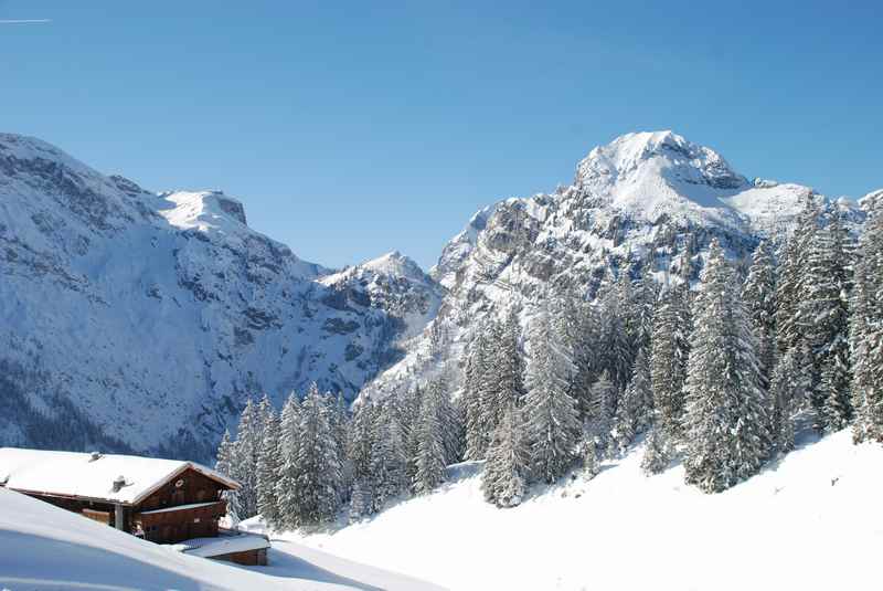 Das ist die Bärenbadalm beim Winterwandern rund um den Zwölferkopf im Karwendel, Pertisau am Achensee