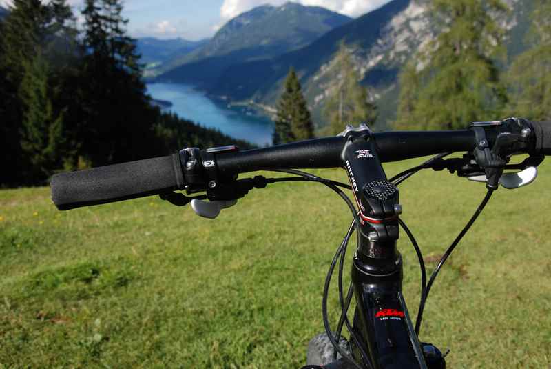 Zur Bärenbadalm mountainbiken am Achensee, Achenseeblick unweit der Alm