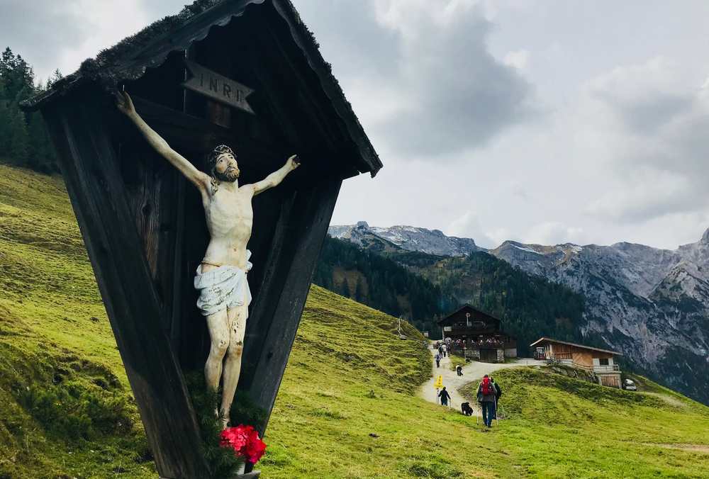 Von der Bärenbadalm geht es zu Fuß weiter - hinter der Alm beginnt der Wanderweg zum Weissenbachsattel