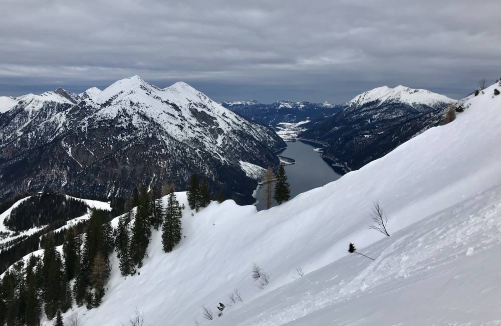 Die Bärenkopf Skitour lockt mit diesen Ausblicken auf den Achensee und das Karwendel