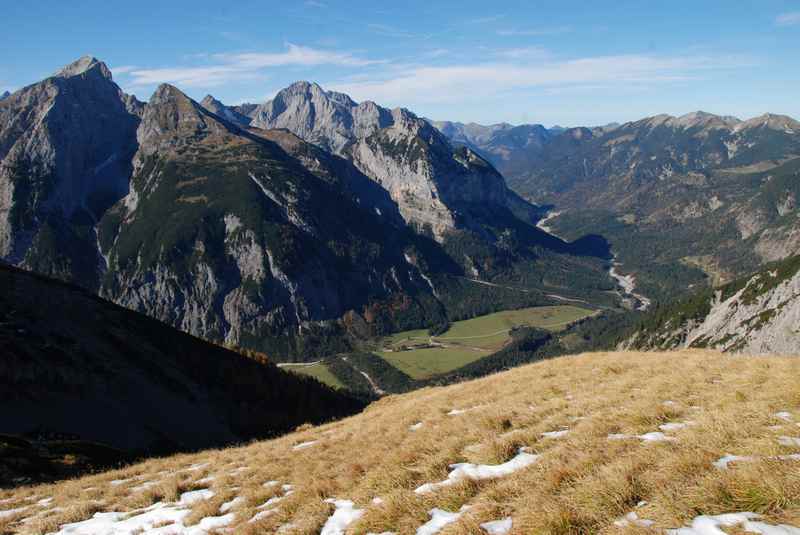 Vom Bärenlahner Sattel sieht man hinüber ins Risstal im Karwendel