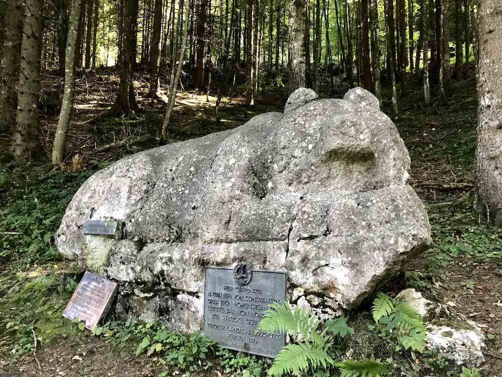 Bär Bruno war hier in der Gegend: Bei der Bärenrast erinnert eine Steinskulptur an den letzten in Tirol erschossenen Bären