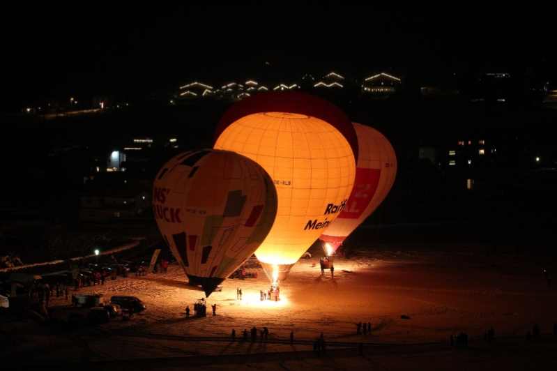 Das Ballonglühen am Achensee beim Nightglow einmal am Abend der Ballontage Achensee in Tirol, Bild: Achensee Tourismus