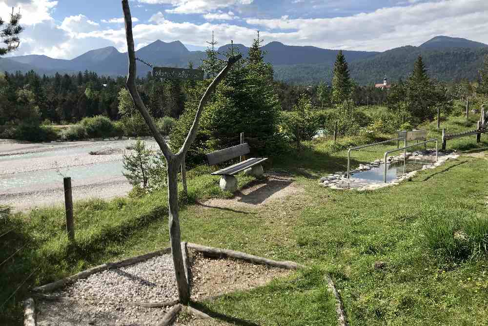 Sich selbst wieder spüren: Ein kleines Stück barfuß wandern am Isarhochufer