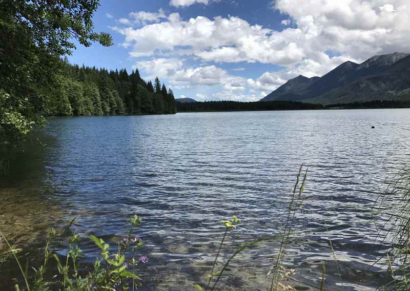 Das glasklare Wasser im Barmsee - hier geht es wunderbar zum Wandern und Baden