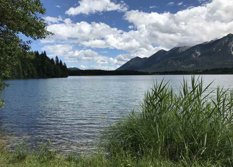 Der Barmsee am Westufer zwischen Klais und Krün