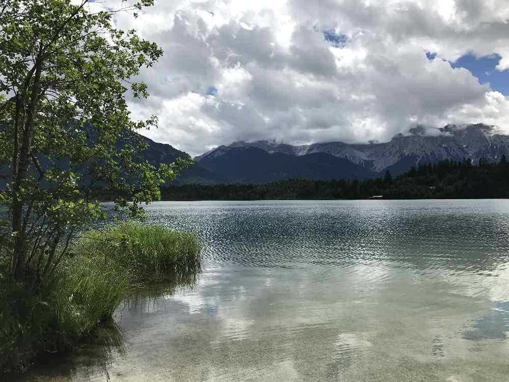 Der Barmsee - ein glasklarer Bergsee, hinten die Berge in den Wolken