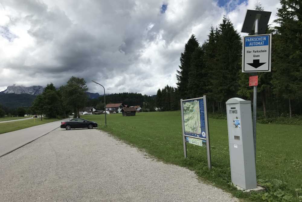 Die Gebühren für das Parken am Barmsee Parkplatz werden am Automaten bezahlt.