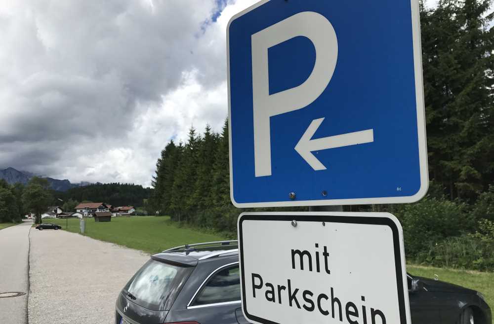 Das ist der öffentliche Parkplatz am Barmsee in Krün