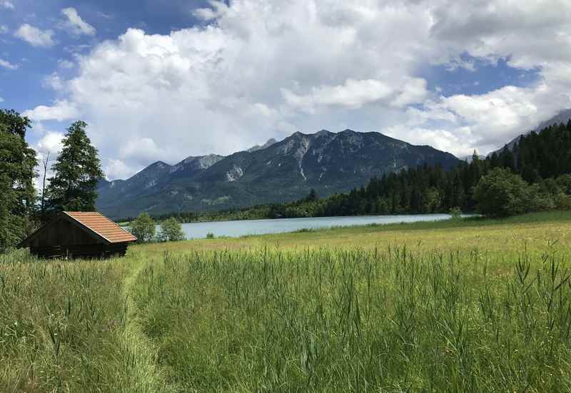 Die Sicht auf den Barmsee bei der Seenwanderung zwischen Geroldsee und Krün