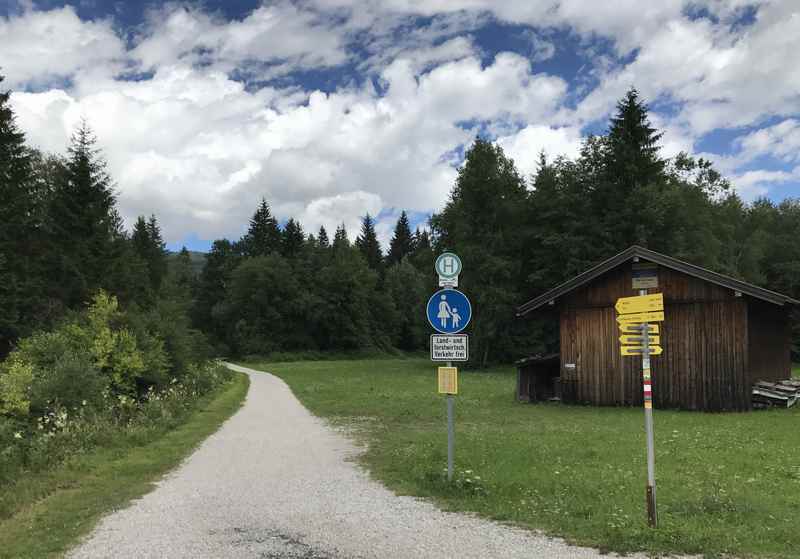 Auf dem breiten Wanderweg geht es in Richtung Barmsee