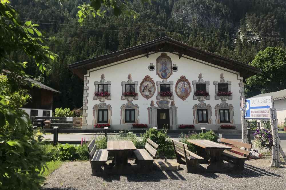 Früher bewirtschaftete die Familie den Pohlhof im Bild. Das Gebäude ist heute noch zu sehen - gegenüber von Poli´s Hütte