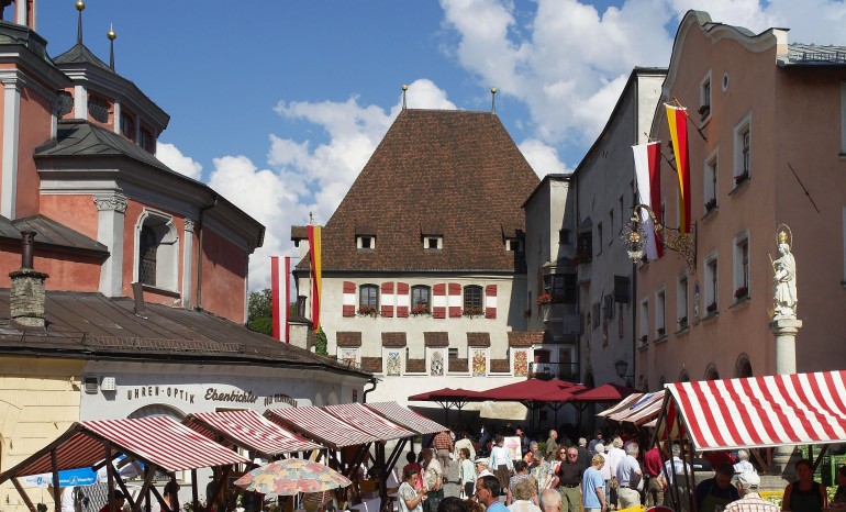 Der Bauernmarkt in Hall in Tirol mit dem Rathaus, Bild: www.hall-wattens.at