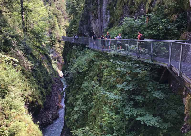 Mittenwald wandern: Immer oberhalb des Bachs führt der eiserne Steg durch die Leutaschklamm 