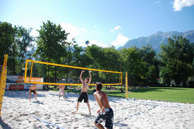 Schön zum Beachvolleyballspielen am Badesee Weisslahn in Tirol