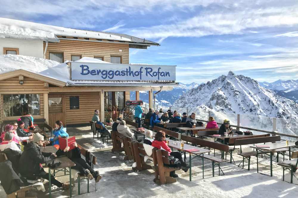 So geniesst du nach der Pistenskitour den Blick aus dem Liegestuhl beim Berggasthof Rofan