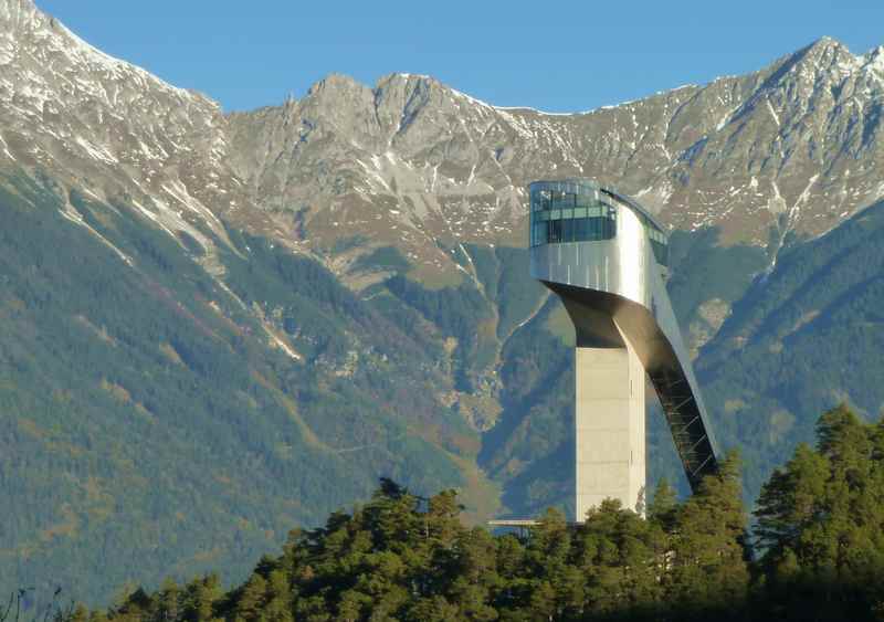 Die bekannte Sprungschanze der Skispringer: Bergisel Innsbruck, hinten das Karwendel