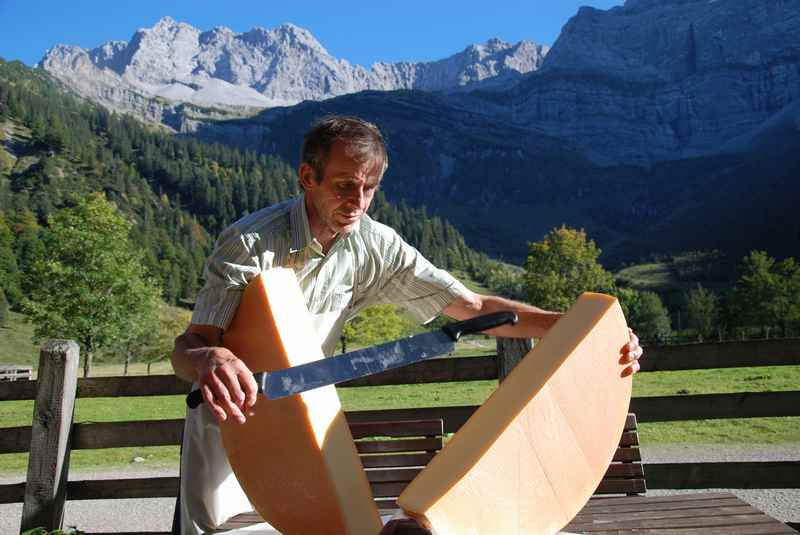 Der feine Bergkäse der Engalm: Der große Käselaib wird geteilt, im Karwendel