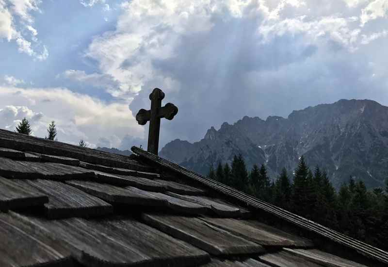 Kranzberg Wanderung: Stimmungsvolle Bergkulisse mit den Wolken und dem Karwendelgebirge 