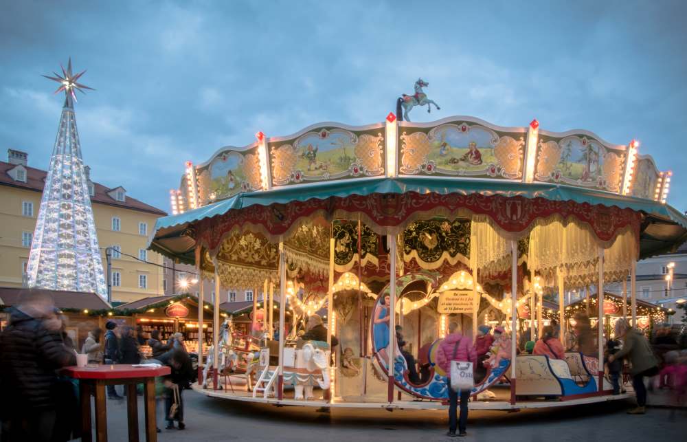 Auf dem Weihnachtsmarkt mit Kindern: Der Christkindlmarkt am Marktplatz mit Karussell, Foto: Bergweihnacht Innsbruck 