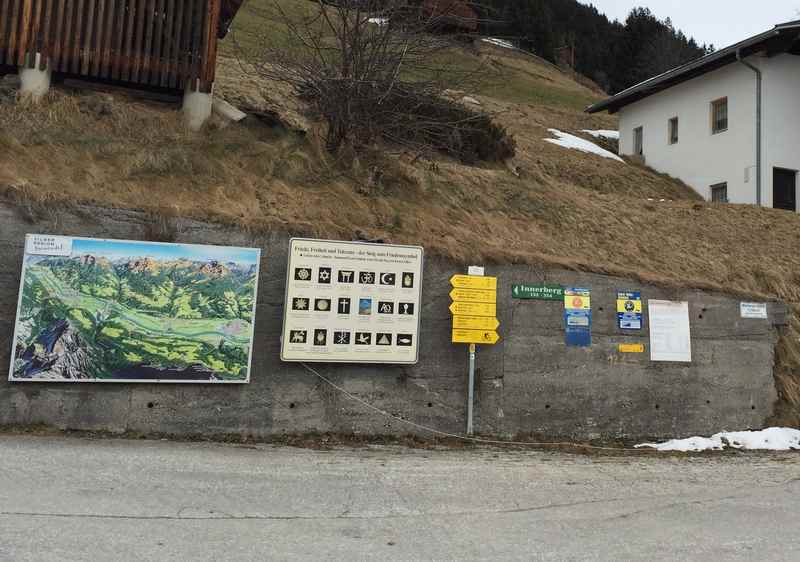 Die Beschilderung am Wanderparkplatz Innerst: Links in Richtung Nurpenstal, rechts in Richtung Weidener Hütte in den Tuxer Alpen