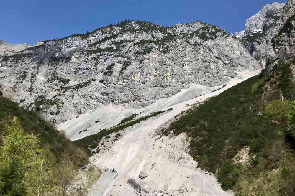 Der Blick vom Fluchtsteig auf das Bettelwurfeck im Karwendel