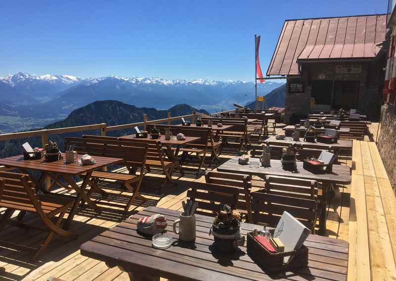 Der Ausblick von Bettelwurfhütte in Absam auf die Tuxer Alpen