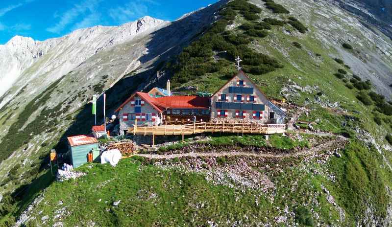 Die Bettelwurfhütte im Karwendel, weit über dem Halltal