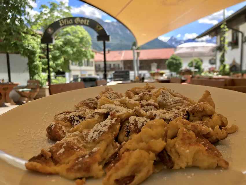 Auf einen sehr guten Kaiserschmarren im Biergarten der Post in Wallgau