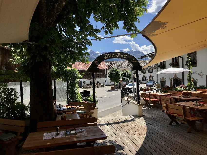 Gasthof Post Wallgau: Biergarten mit Bergblick - unter dem Sonnensegel findest du Schatten und Schutz