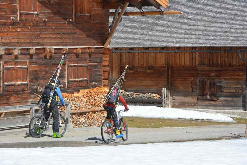 Mountainbiketour und Skitour zugleich: Im Frühling am Hochglück im Karwendel