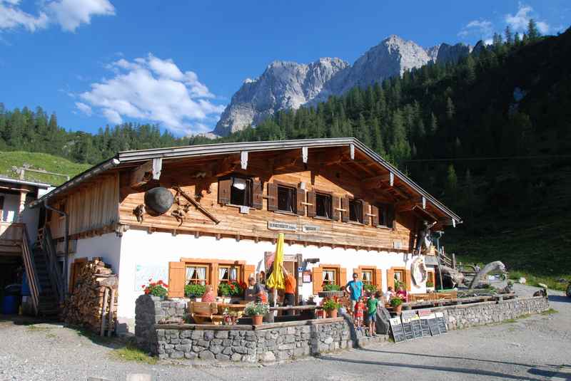 Die Binsalm auf der Karwendeltour unterhalb der Lamsenjochhütte