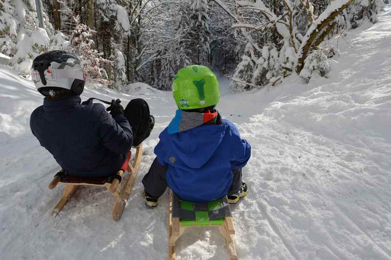 Rodeln mit Kindern am Blomberg - wunderbar, wenn es frisch geschneit hat. 