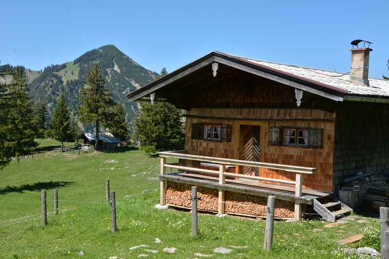 Zwischenziel Bodenalm mit der urigen Holzhütte, hinten der Wallberg