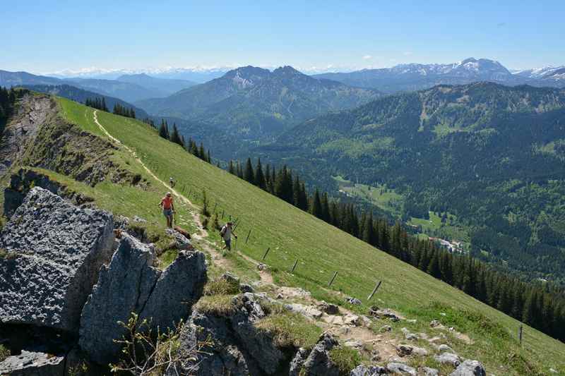 Der Ausblick am Gipfel: Von der Bodenschneid in die Alpen schauen