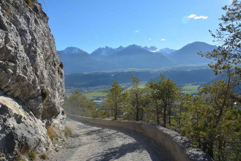 Die Zufahrt mit dem Mountainbike aus dem Inntal ins Brunntal im Karwendel