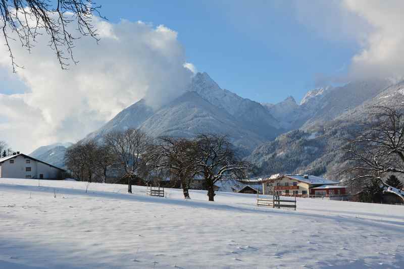 Eine leichte und zugleich aussichtsreiche Winterwanderung in Buch in Tirol mit Blick auf das verschneite Karwendel