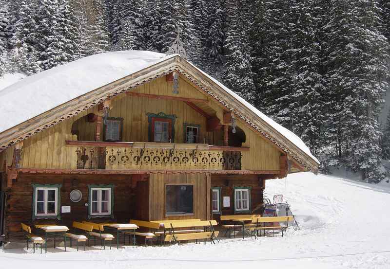 Die Buchauer Alm am Beginn der Rodelbahn am Achensee, im Winter geöffnet zum Einkehren