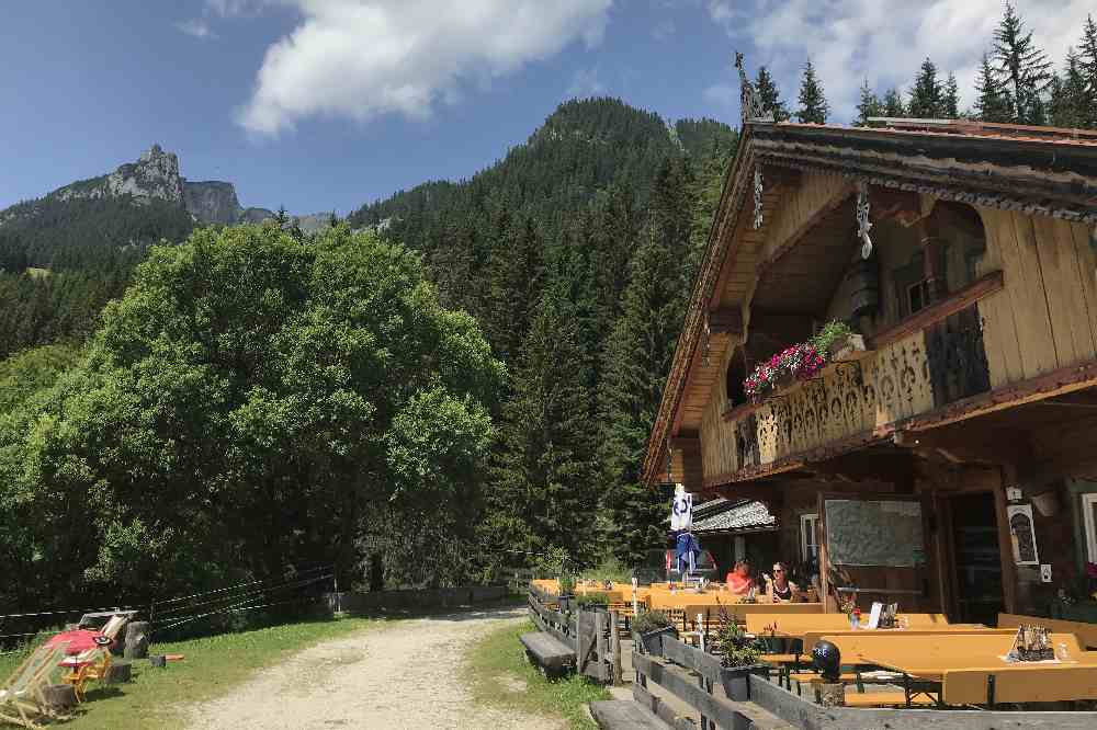 Die Buchauer Alm mit einer Bergspitze vom Rofan