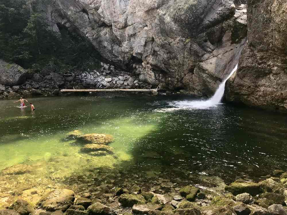 Buchenegger Wasserfälle Bayern - schau mal wie klein die Menschen im See sind!