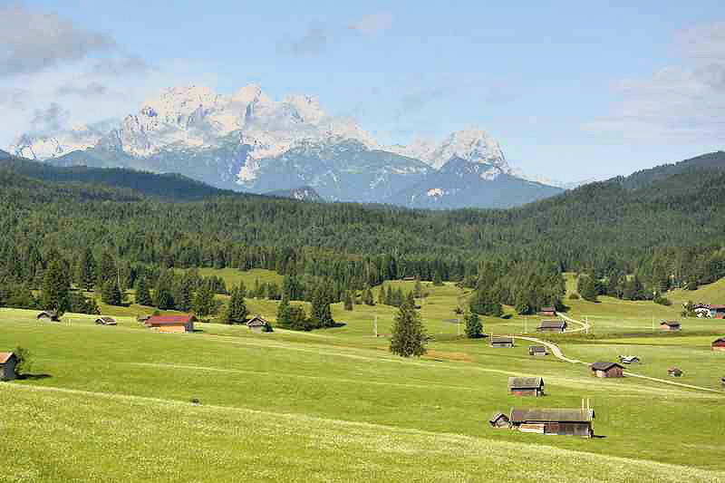 Das ist die Aussicht bei der Goas Alm auf die Hügellandschaft mit dem Wettersteingebirge