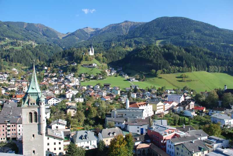 Blick zur Burg Freundsberg in Schwaz, Tirol