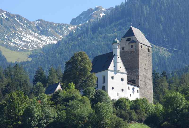 Die Burg Freundsberg oberhalb von Schwaz in Tirol