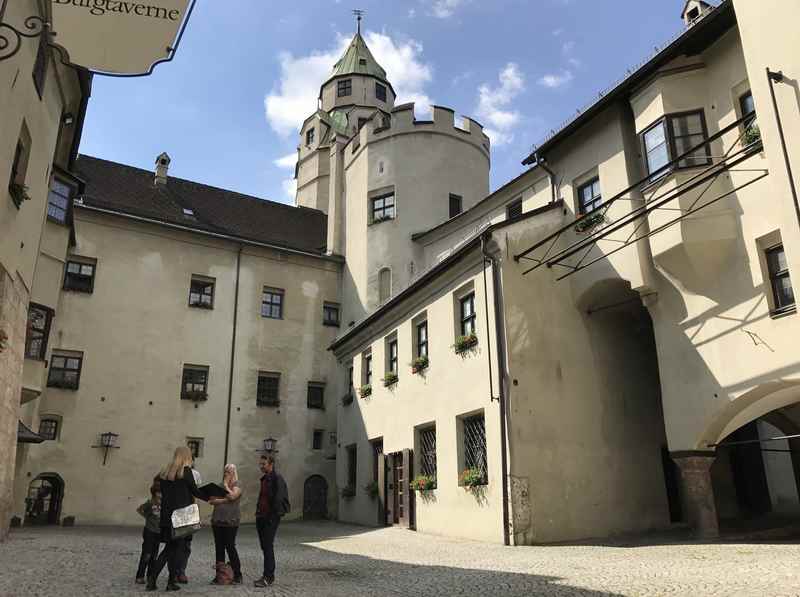 Wir stehen im Innenhof der Burg Hasegg und bewundern die historischen Gebäude