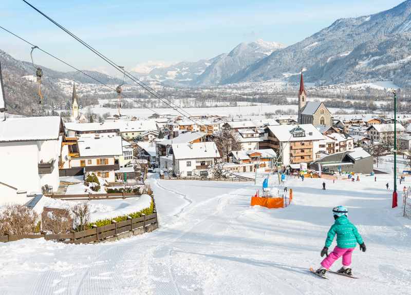 Der Burglift Stans: Das kleine und familiäre Skigebiet mitten im Dorf, am Fuße des Karwendel